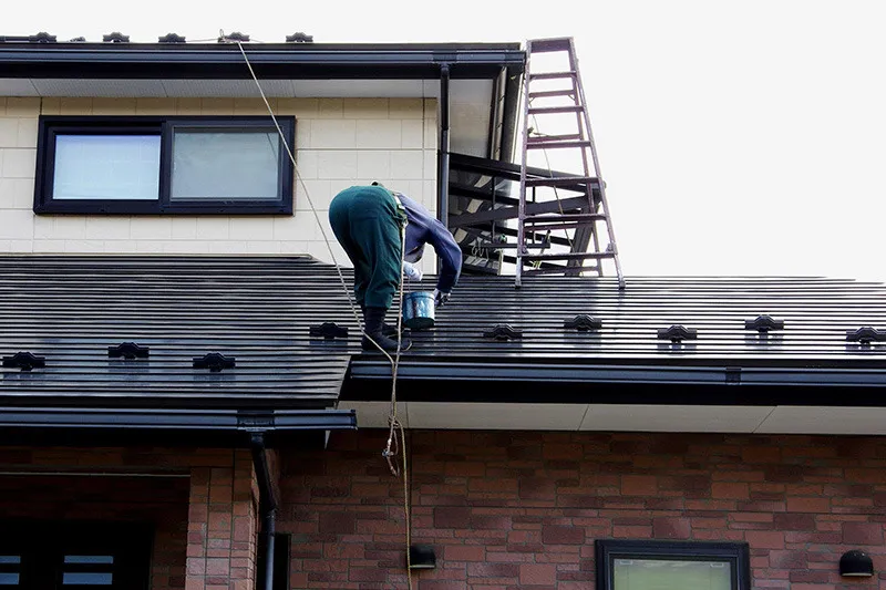 屋根材の劣化を遅らせる塗装を施します